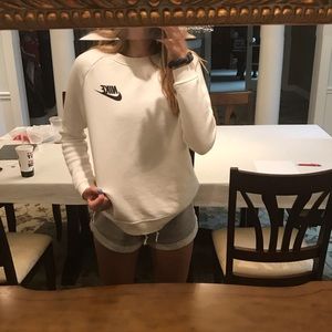 white nike crew neck sweatshirt